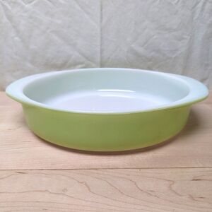 ✨SOLD✨Vintage Pyrex 221 Lime Milk Glass Round Cake Dish